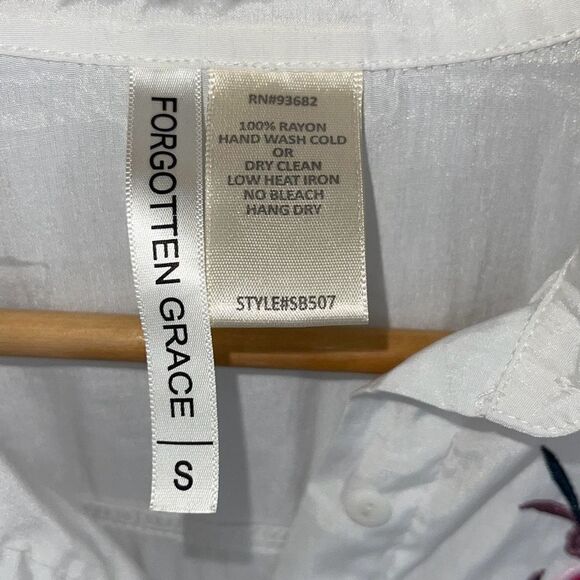 Forgotten Grace Women's Embroidered Floral Button-Up Tunic Shirt White Small - Picture 5 of 7